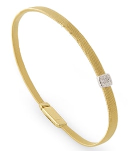 This Simon G. gold bangle is slim and minimalistic with an eye-catching diamond accent